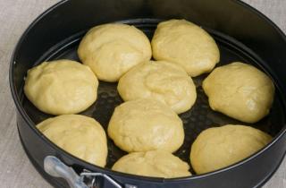 Булочки на желтках - фото шага 9