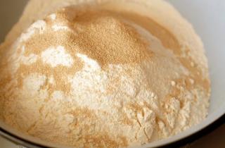 Фокачча с сыром и базиликом - фото шага 1