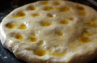 Фокачча с сыром и базиликом - фото шага 8