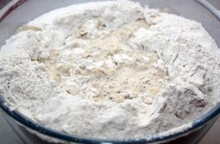 Хлеб с орехами, базиликом и козьим сыром - фото шага 1