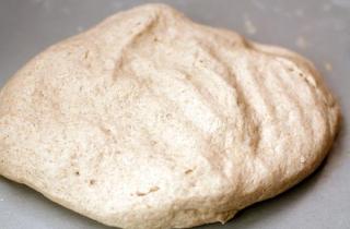 Хлеб с орехами, базиликом и козьим сыром - фото шага 3