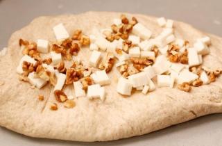 Хлеб с орехами, базиликом и козьим сыром - фото шага 6