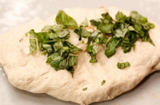 Хлеб с орехами, базиликом и козьим сыром - фото шага 7