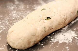 Хлеб с орехами, базиликом и козьим сыром - фото шага 8