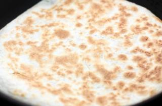 Кесадилья с мясом - фото шага 7