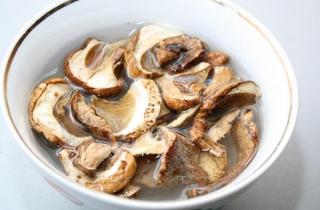 Крем-суп из шампиньонов и белых грибов - фото шага 1