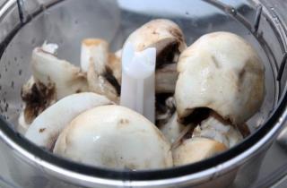 Крем-суп из шампиньонов и белых грибов - фото шага 2