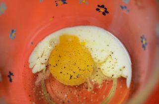 Омлет с козьим сыром - фото шага 1