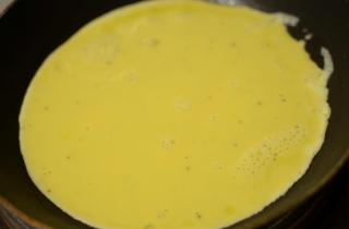 Омлет с козьим сыром - фото шага 4