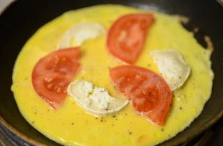 Омлет с козьим сыром - фото шага 5