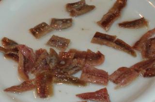 Паста с анчоусами и овечьим сыром - фото шага 1