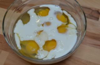 Рулет из омлета с сыром - фото шага 1