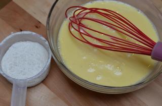 Рулет из омлета с сыром - фото шага 2