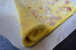 Рулет из омлета с сыром - фото шага 5