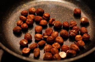 Рулетики из индейки с орехами, базиликом и сыром - фото шага 1