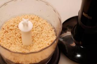 Рулетики из индейки с орехами, базиликом и сыром - фото шага 3