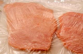 Рулетики из индейки с орехами, базиликом и сыром - фото шага 6