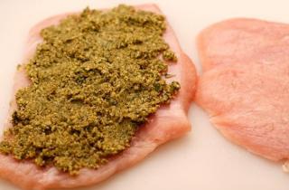 Рулетики из индейки с орехами, базиликом и сыром - фото шага 7