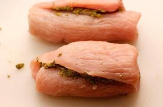 Рулетики из индейки с орехами, базиликом и сыром - фото шага 8