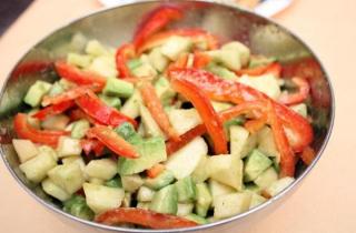 Салат из авокадо и груш - фото шага 5