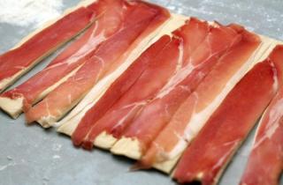 Слоеные палочки с ветчиной - фото шага 2