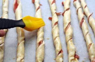 Слоеные палочки с ветчиной - фото шага 4