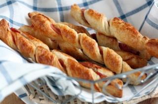 Слоеные палочки с ветчиной