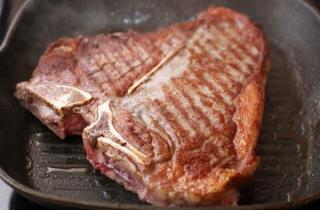 Стейк тибон с вишневым соусом - фото шага 5