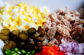 Запеченные булочки с тунцом и сыром - фото шага 1