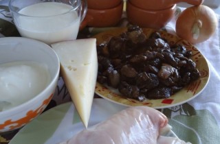 Жульен с грибами и курицей - фото шага 1