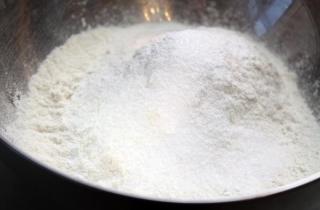 Кексы с вялеными помидорами - фото шага 2