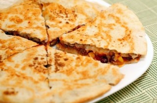 Кесадилья с сыром и мясом - фото шага 10