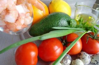 Легкий салат с креветками и авокадо - фото шага 1