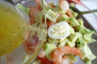 Легкий салат с креветками и авокадо - фото шага 5