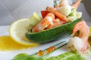 Легкий салат с креветками и авокадо - фото шага 6