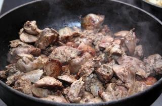Нежный паштет из куриной печени - фото шага 2