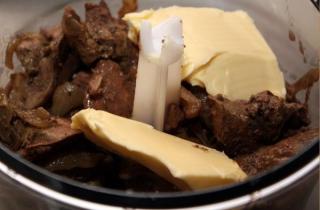 Нежный паштет из куриной печени - фото шага 4