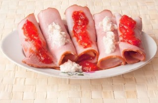 Острые рулетики из ветчины с бананом - фото шага 3