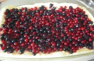 Пирог со смородиной - фото шага 3