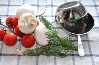Порционная яичница в духовке с помидорами и грибами - фото шага 1