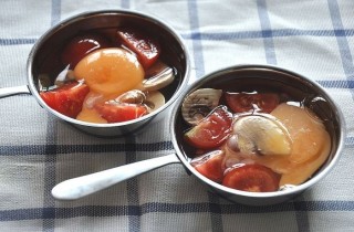 Порционная яичница в духовке с помидорами и грибами - фото шага 2