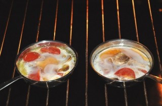 Порционная яичница в духовке с помидорами и грибами - фото шага 3