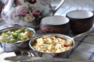 Порционная яичница в духовке с помидорами и грибами - фото шага 4