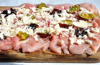 Рулет из индейки с сыром и сливами - фото шага 3