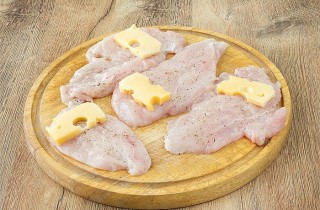 Рулеты из индейки с сыром - фото шага 2