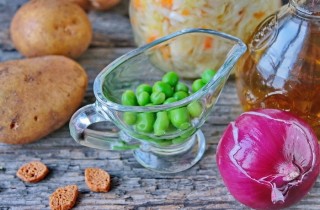 Рустикальный салат из квашеной капусты с горошком - фото шага 1