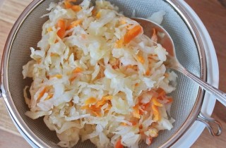 Рустикальный салат из квашеной капусты с горошком - фото шага 2