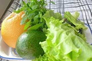 Салат с грейпфрутом, авокадо и руколой - фото шага 1