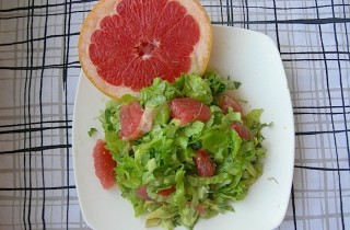 Салат с грейпфрутом, авокадо и руколой - фото шага 5