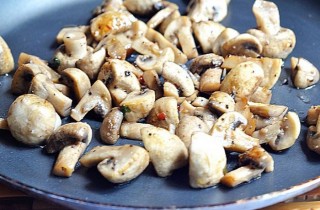 Салат с шампиньонами и консервированными ананасами - фото шага 2